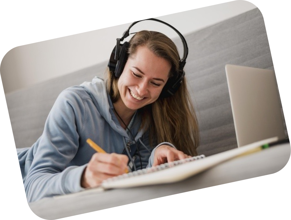 Студентка с наушниками