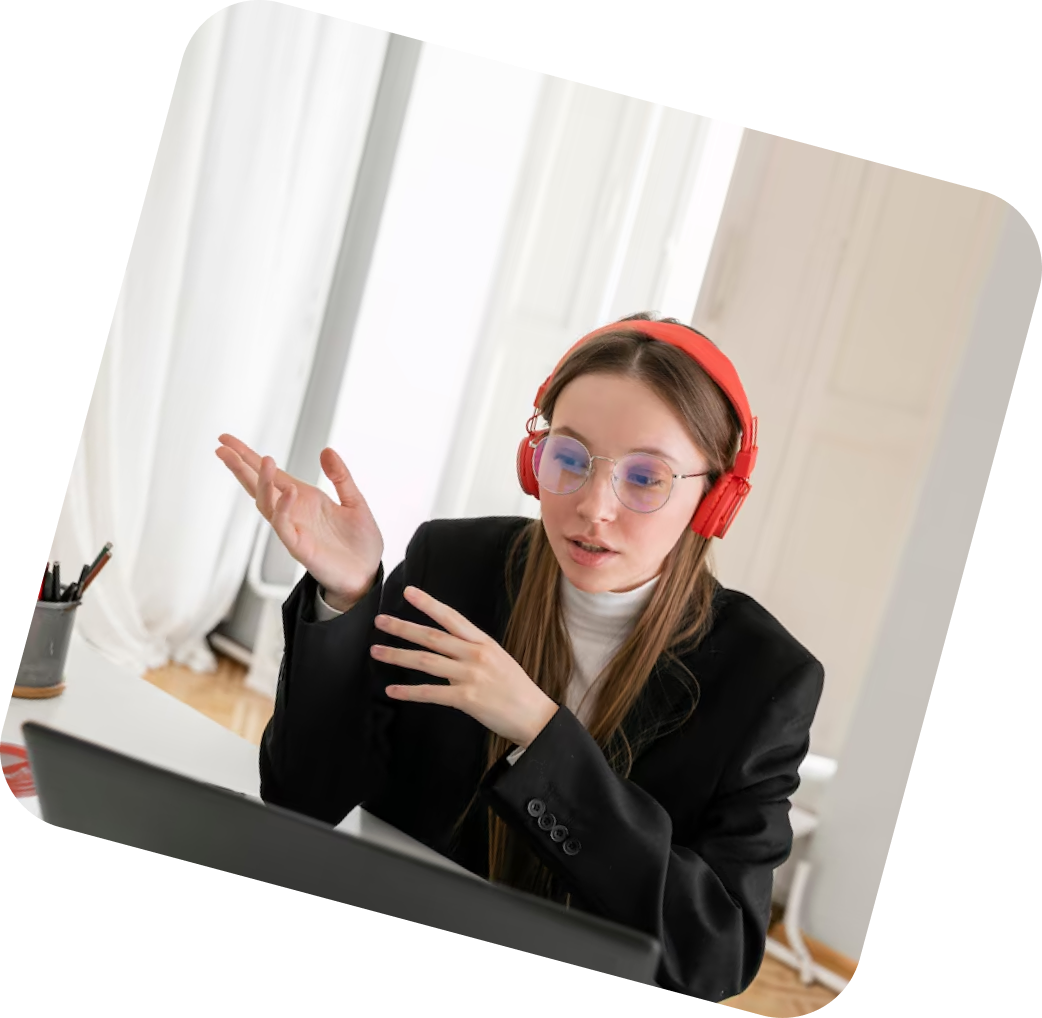 Студентка с наушниками